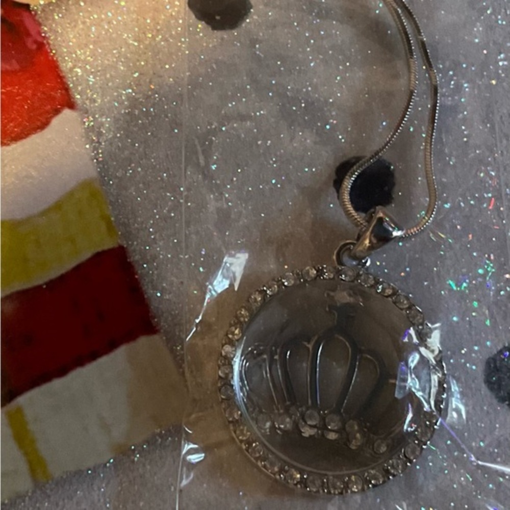 Beautiful silver necklace with lovely pendent